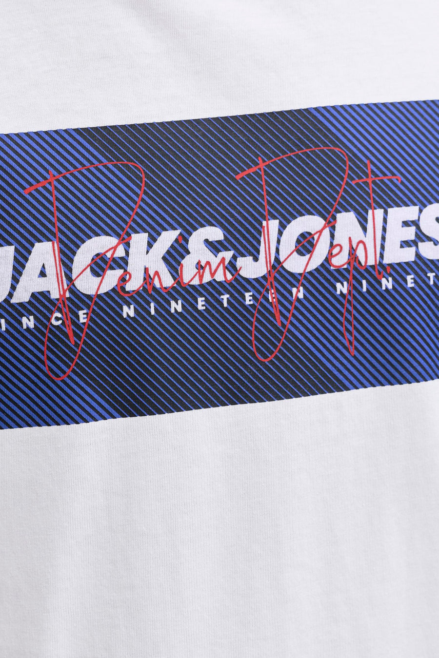 Wit T-shirt met korte mouwen van JACK & JONES, met een blauw en zwart strepenpatroon en rode letters.