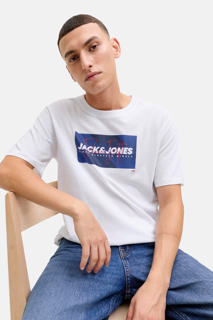 Wit T-shirt met korte mouwen van JACK & JONES, gedragen met een blauwe jeans.
