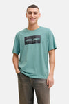 Blauw T-shirt met korte mouwen van JACK & JONES, met een grafische print op de voorkant, gedragen met een wijde broek.
