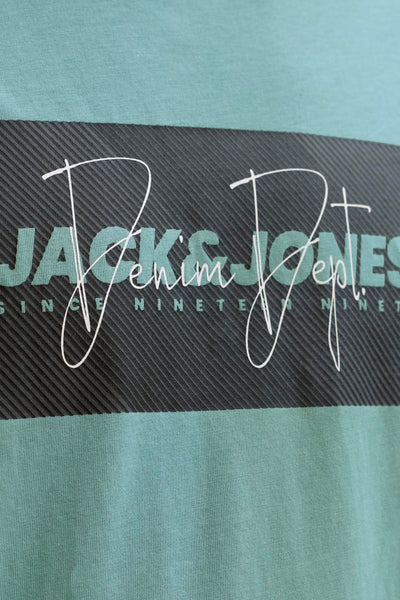 Blauw T-shirt met korte mouwen van JACK & JONES, met diagonale strepen en witte letters.