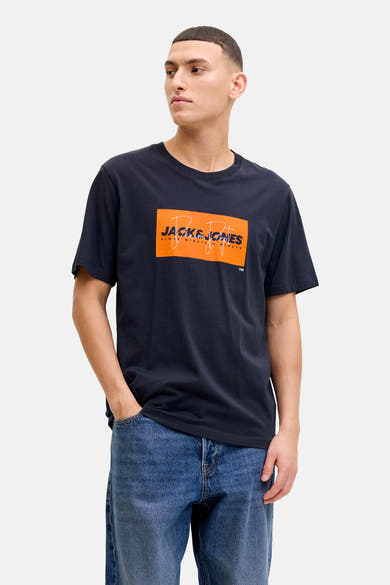 Blauw T-shirt met korte mouwen van JACK & JONES, met een oranje grafische print op de voorkant, gedragen met een wijde jeans.