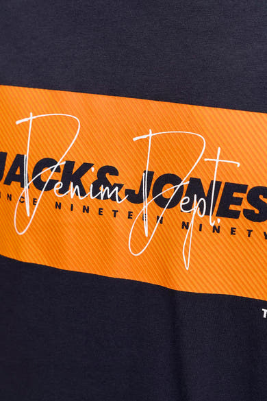 Blauw T-shirt met korte mouwen van JACK & JONES, met oranje strepenprint en witte decoratieve letters.