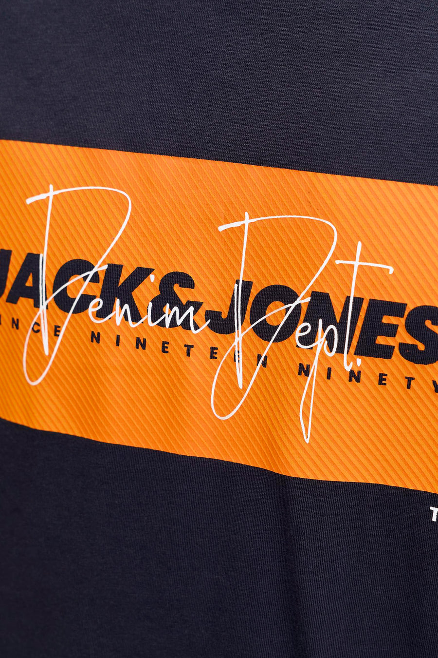 Blauw T-shirt met korte mouwen van JACK & JONES, met oranje strepenprint en witte decoratieve letters.