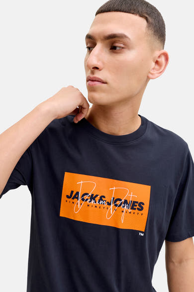 Blauw T-shirt met korte mouwen van JACK & JONES, met een oranje grafische print op de voorkant.