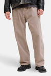 Beige broek van JACK & JONES JEANS INTELLIGENCE, gedragen met een zwart leren jasje en zwarte schoenen.