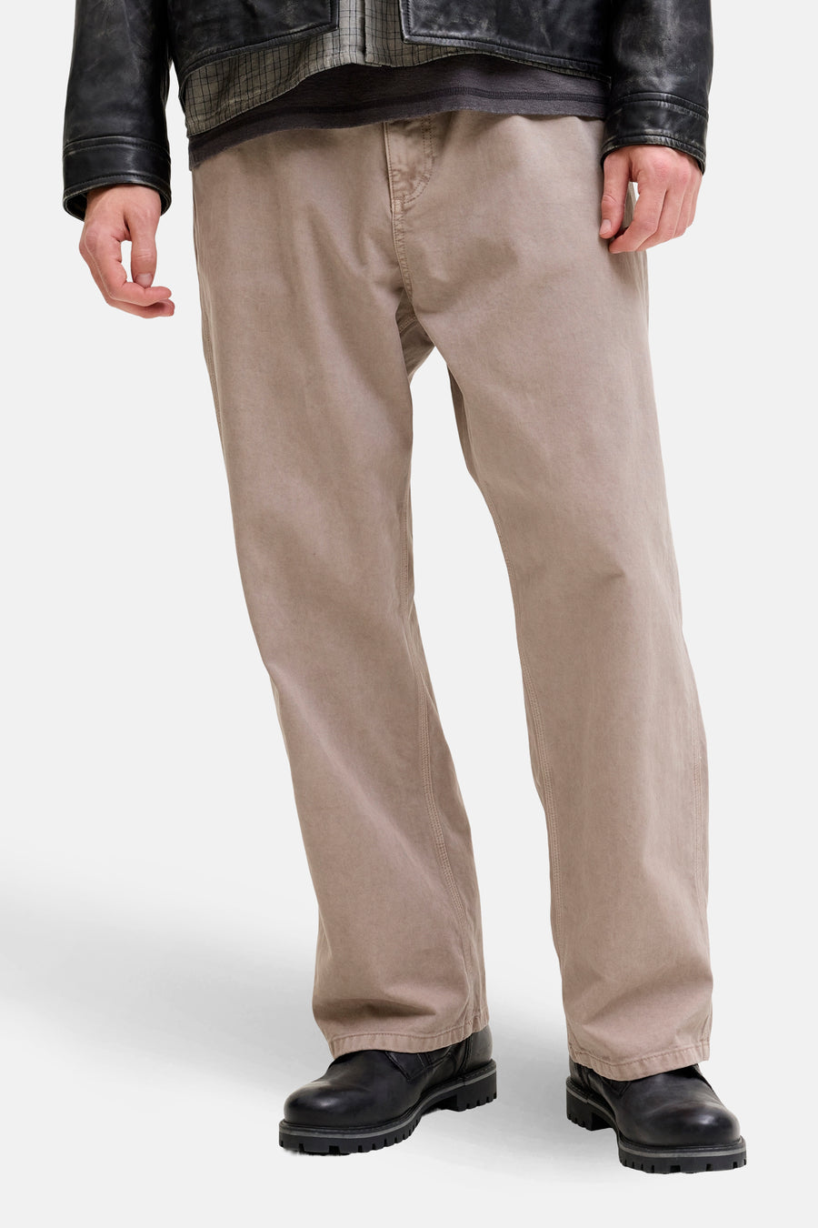 Beige broek van JACK & JONES JEANS INTELLIGENCE, gedragen met een zwart leren jasje en zwarte schoenen.