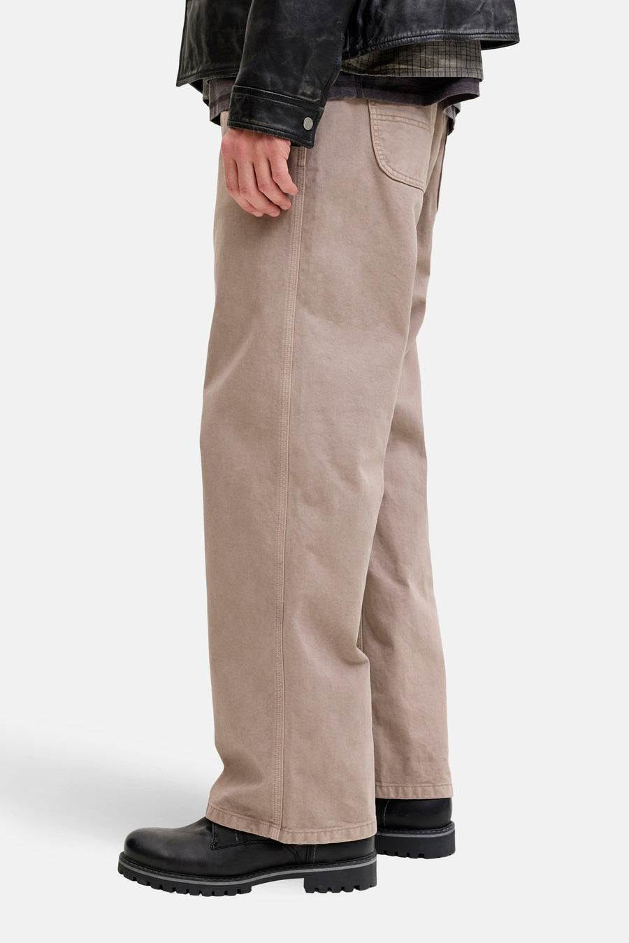 Beige broek van JACK & JONES JEANS INTELLIGENCE, wijde pasvorm, gedragen met een zwart leren jasje.