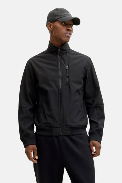 Zwarte regenjas van ORIGINALS BY JACK & JONES, met ritssluiting aan de voorkant en zwarte capuchon.