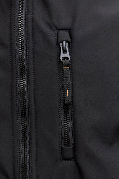 Zwarte regenjas van Originals by Jack & Jones, met waterdichte ritssluiting en stoffen trekker.