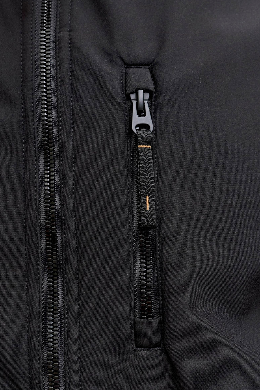 Zwarte regenjas van Originals by Jack & Jones, met waterdichte ritssluiting en stoffen trekker.