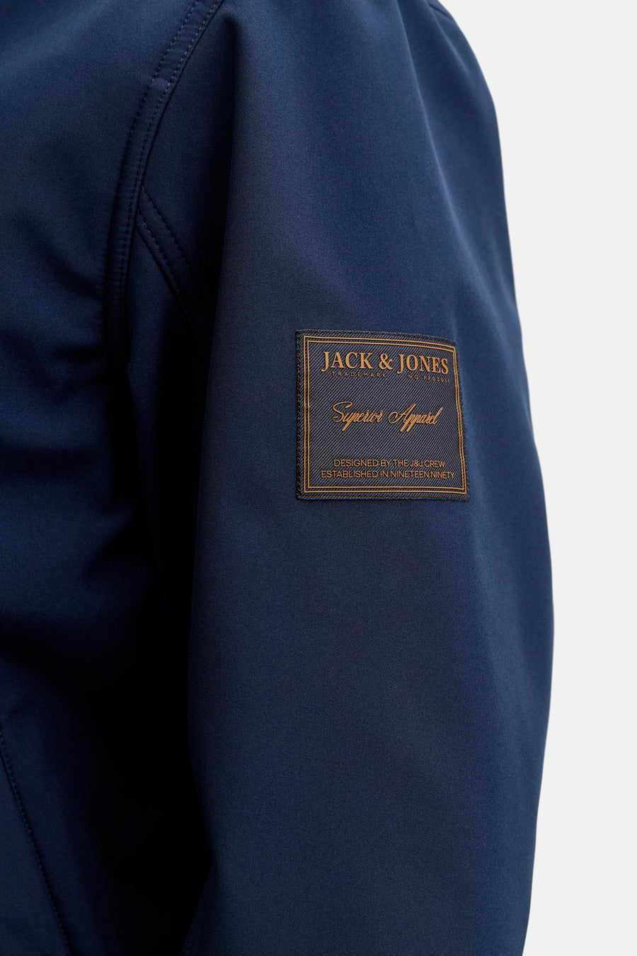 Veste de pluie bleue d'ORIGINALS BY JACK & JONES, avec écusson décoratif sur la manche.
