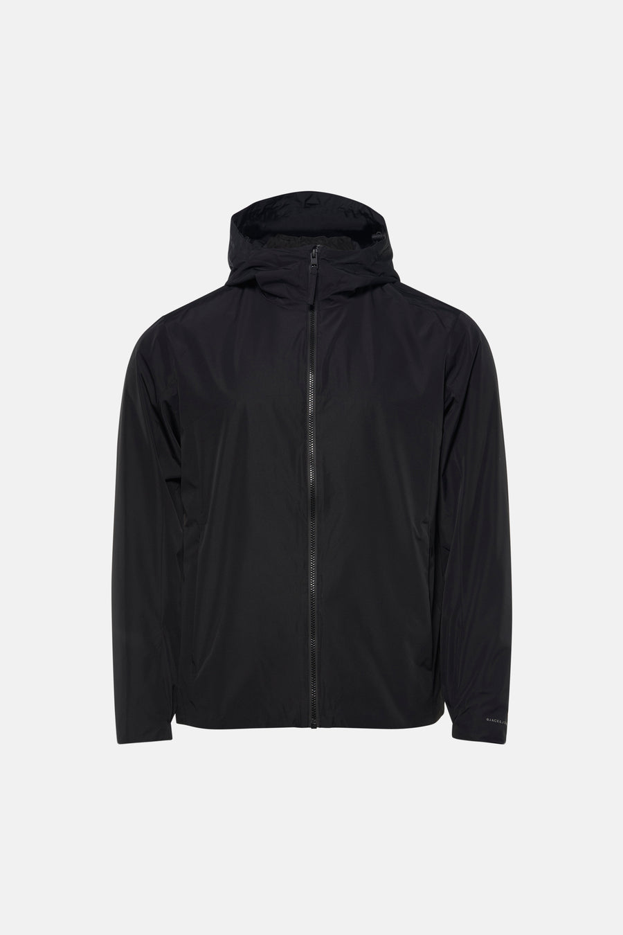 Veste courte noire de JACK & JONES avec capuche et fermeture éclair sur fond blanc.