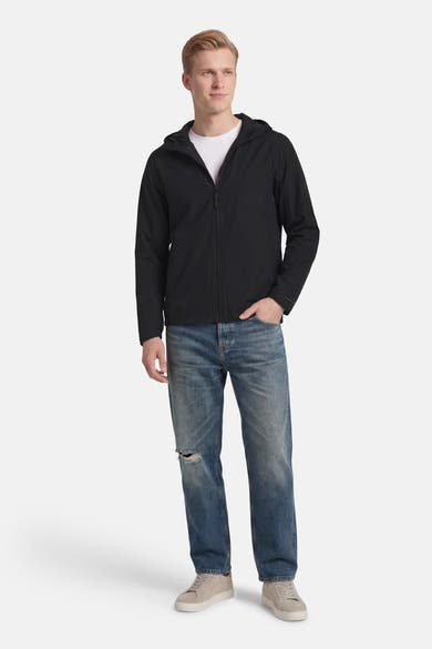 Kort zwart jack van JACK & JONES, gedragen met een wit T-shirt en een verbleekte spijkerbroek