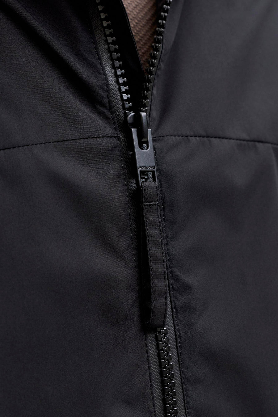 Korte zwarte jas van JACK & JONES, met ritssluiting en gladde stof.