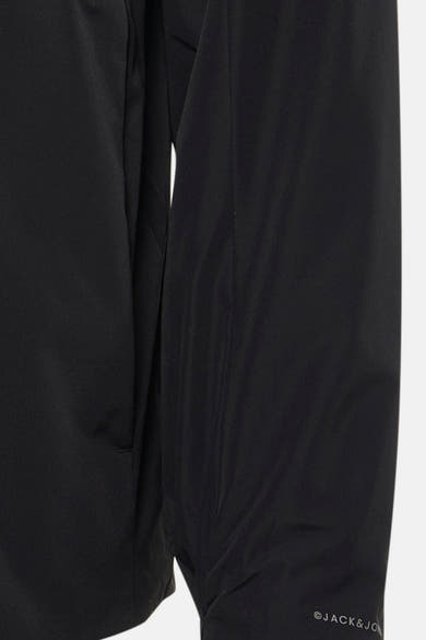 Korte zwarte jas van JACK & JONES, zoomdetail met merklogo.