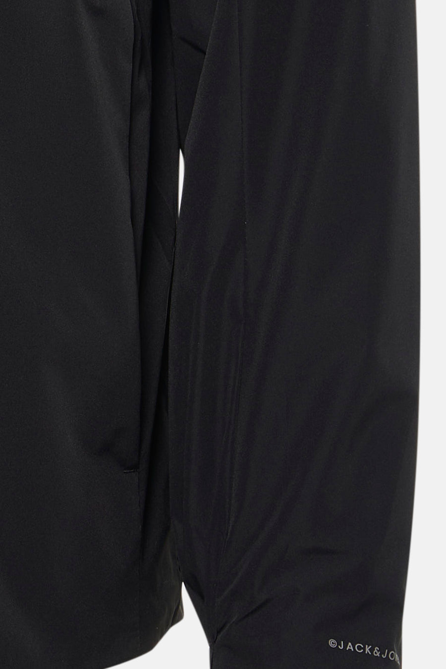 Korte zwarte jas van JACK & JONES, zoomdetail met merklogo.