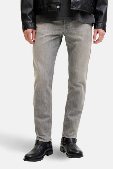 Jean droit en denim gris moyen de JACK & JONES JEANS INTELLIGENCE, porté avec une veste en cuir noire et des bottines noires.
