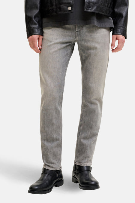Jean droit en denim gris moyen de JACK & JONES JEANS INTELLIGENCE, porté avec une veste en cuir noire et des bottines noires.