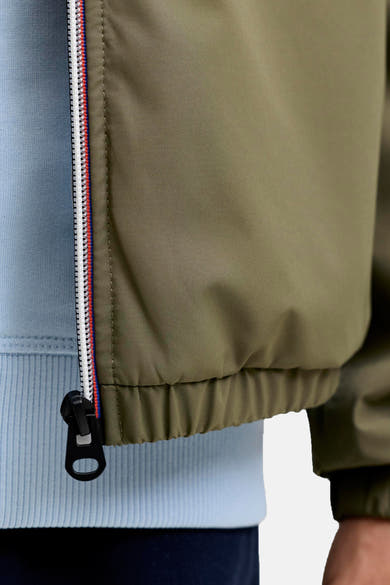 Korte groene jas van ORIGINALS BY JACK & JONES, met driekleurige ritssluiting en elastische zoom.