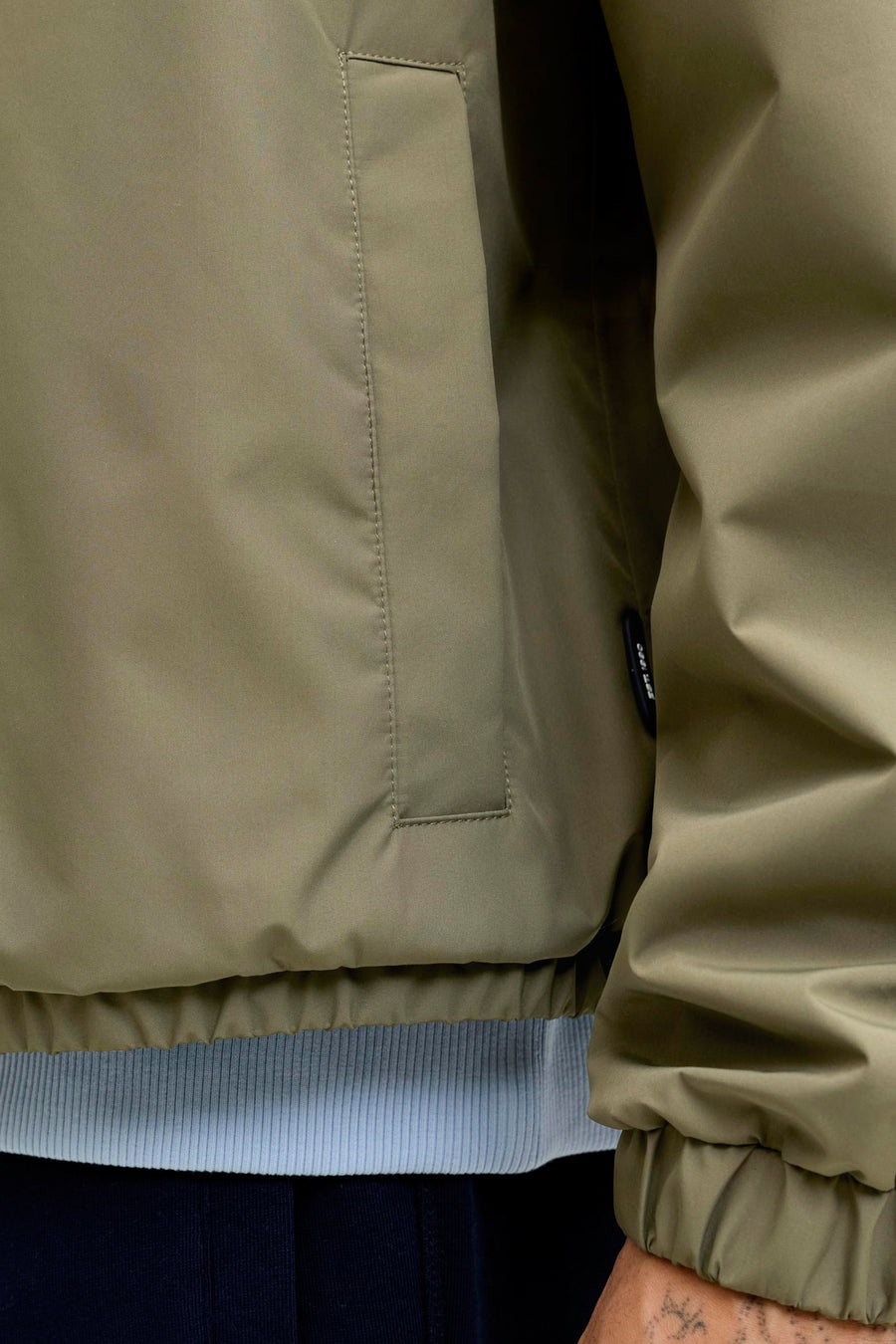 Kort groen jack van ORIGINALS BY JACK & JONES, met opgestikte zak en elastische zoom.