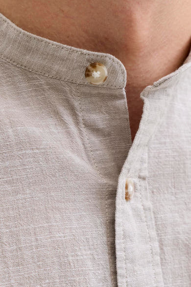 Chemise à manches longues beige de JACK & JONES au tissu texturé avec col mao et boutons clairs.