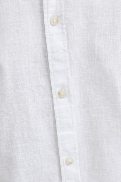 Chemise à manches longues blanche de JACK & JONES, en lin texturé avec boutons ton sur ton.