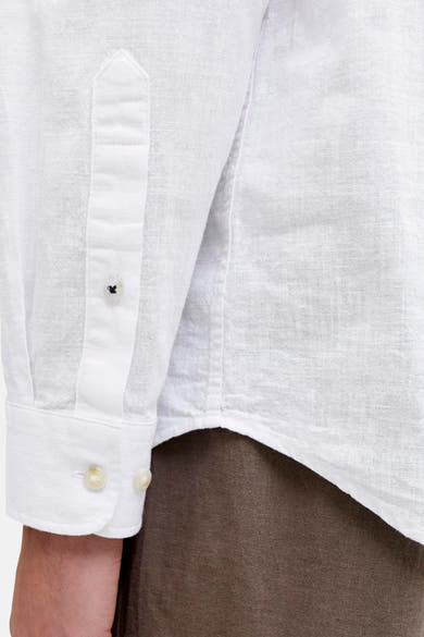 Chemise à manches longues blanche de JACK & JONES, en lin texturé, avec patte de boutonnage et boutons apparents.