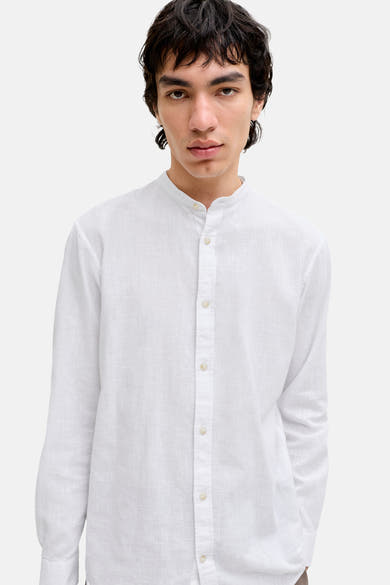 Chemise à manches longues blanche de JACK & JONES avec une texture de lin visible et col mao.
