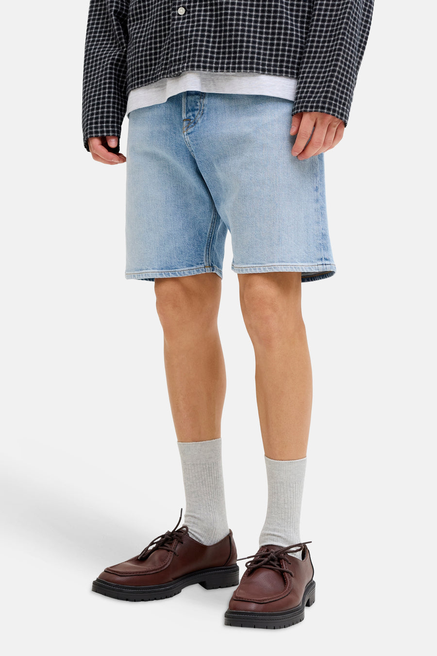 Short en denim bleu clair de JACK & JONES JEANS INTELLIGENCE, porté avec une chemise à carreaux et des chaussures en cuir.