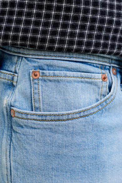 Short en denim bleu clair de JACK & JONES JEANS INTELLIGENCE avec poche gousset et tissu à carreaux.