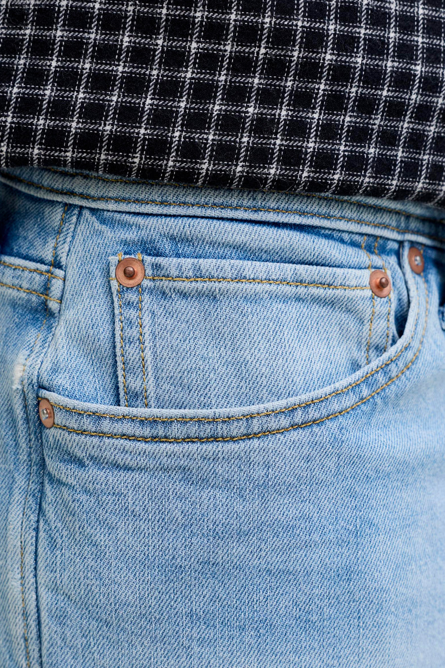 Short en denim bleu clair de JACK & JONES JEANS INTELLIGENCE avec poche gousset et tissu à carreaux.