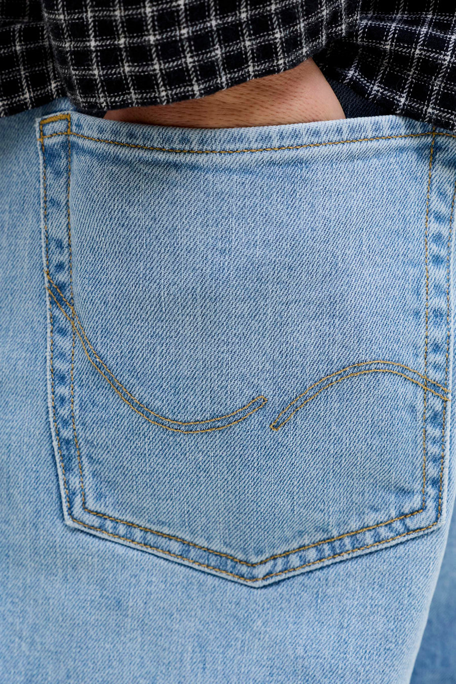 Short en denim bleu clair de JACK & JONES JEANS INTELLIGENCE avec poche arrière ornée de surpiqûres courbes, tissu texturé.