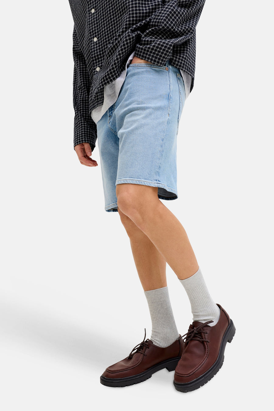 Short en denim bleu clair de JACK & JONES JEANS INTELLIGENCE, porté avec une chemise à carreaux et des chaussures marron.