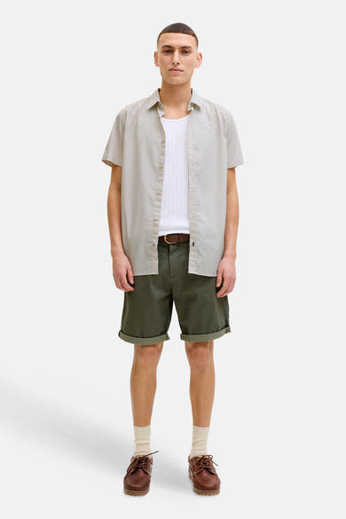Chemise à manches courtes beige de PREMIUM by JACK & JONES, à motif géométrique subtil, portée sur un débardeur blanc.