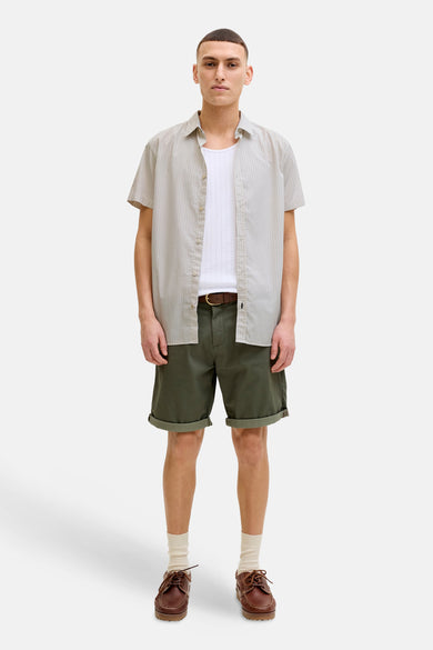 Chemise à manches courtes beige de PREMIUM by JACK & JONES, à motif géométrique subtil, portée sur un débardeur blanc.