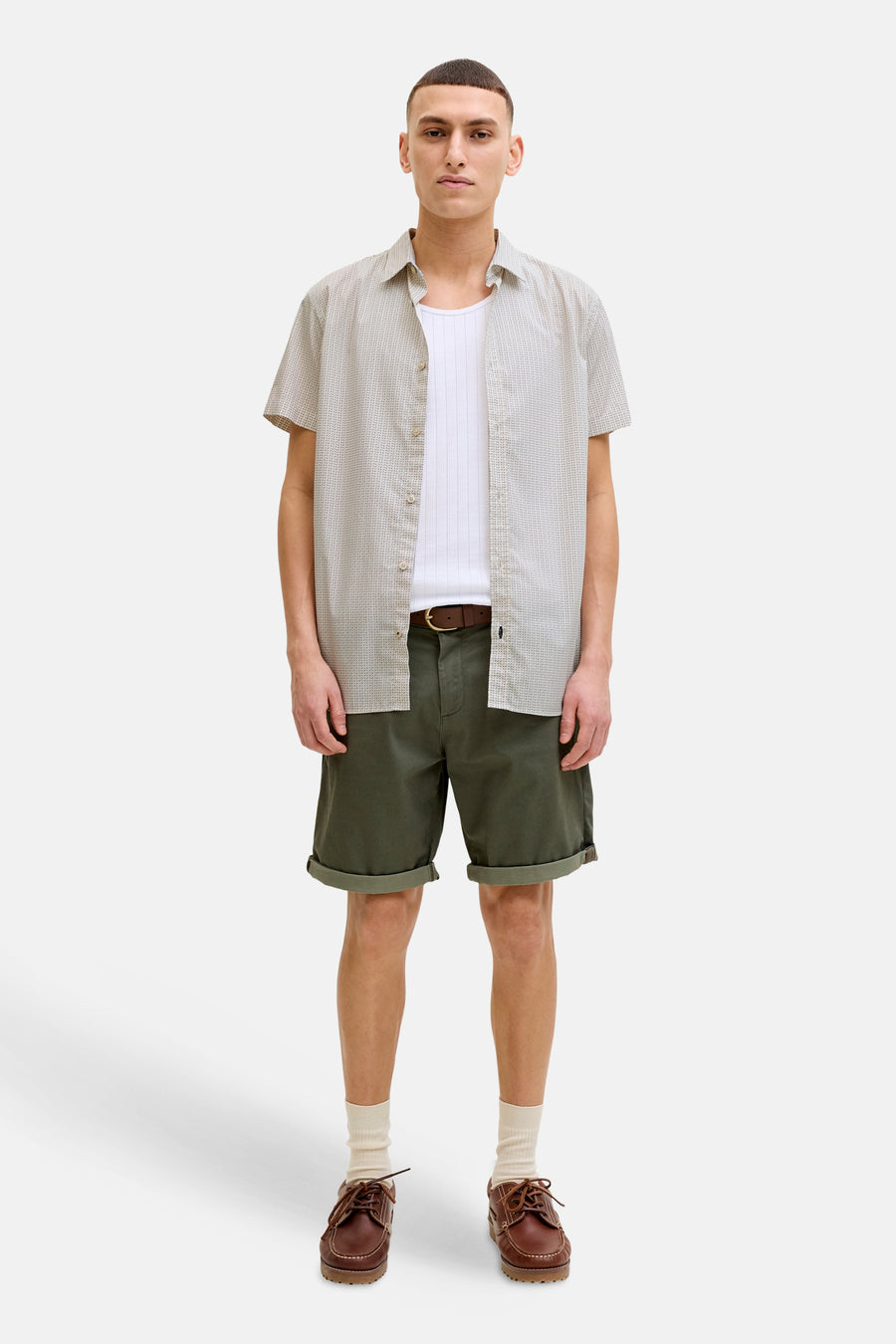 Chemise à manches courtes beige de PREMIUM by JACK & JONES, à motif géométrique subtil, portée sur un débardeur blanc.