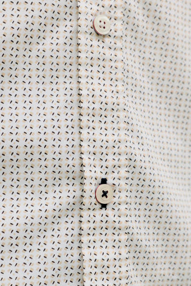 Chemise beige à manches courtes de PREMIUM by JACK & JONES avec motif à points, boutonnière et boutons contrastés.