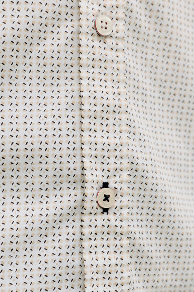 Chemise beige à manches courtes de PREMIUM by JACK & JONES avec motif à points, boutonnière et boutons contrastés.