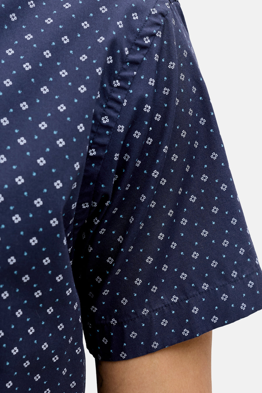 Chemise bleue à manches courtes de PREMIUM by JACK & JONES, avec un motif floral blanc et des pois turquoise.