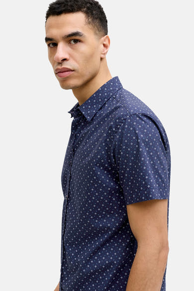 Chemise bleue à manches courtes par PREMIUM by JACK & JONES avec un motif discret sur un fond uni.