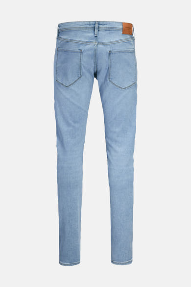 Jean slim en denim bleu clair de JACK & JONES, avec poches arrière et patch logo visible.