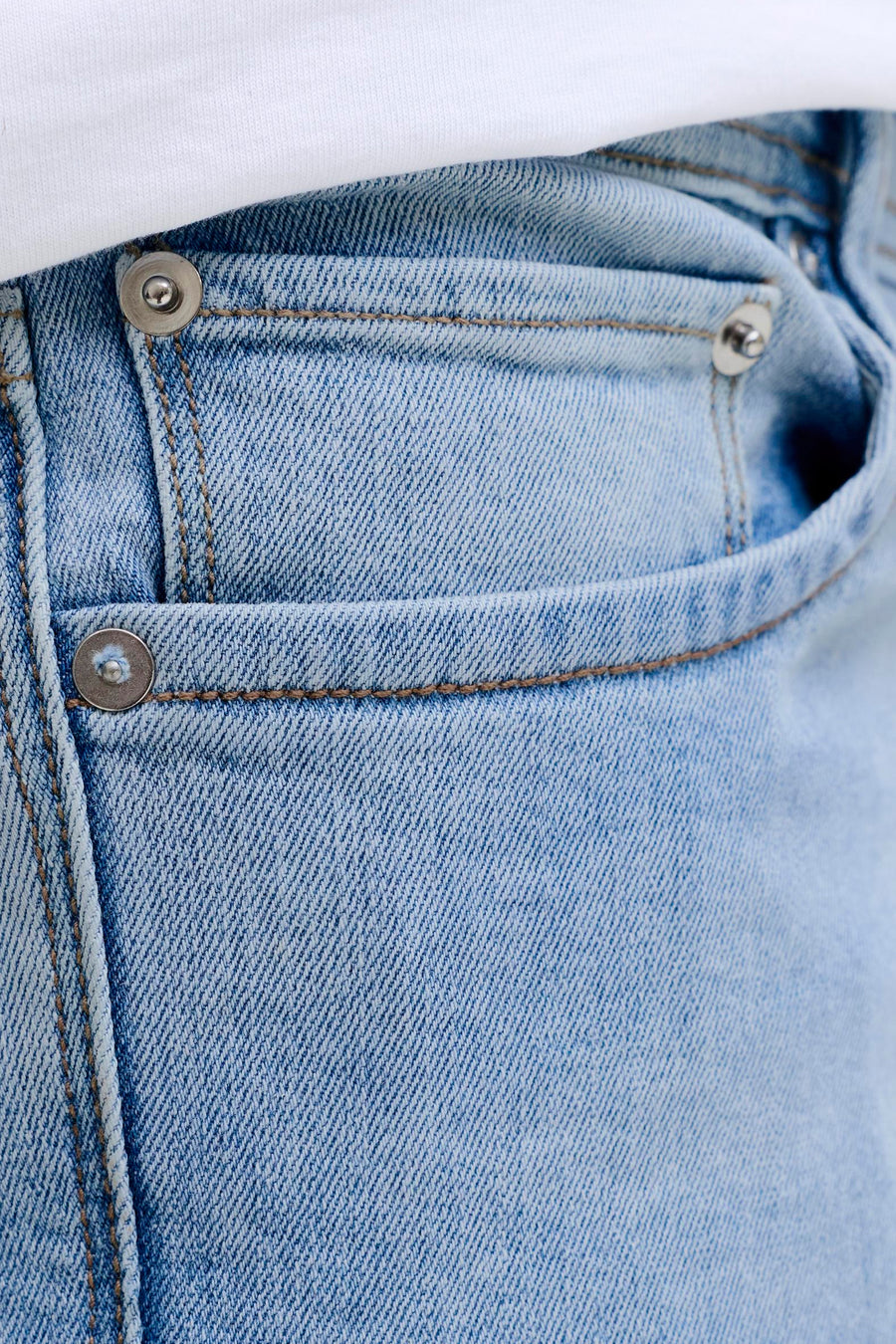 Jean slim en denim bleu clair de JACK & JONES JEANS INTELLIGENCE, avec poche gousset et finitions surpiquées.