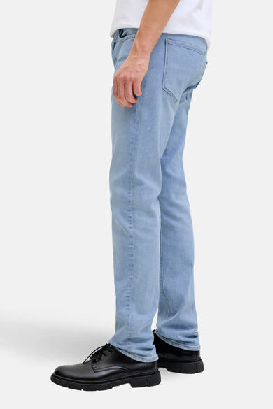 Jean slim en denim bleu clair de JACK & JONES, avec chaussures noires à lacets.