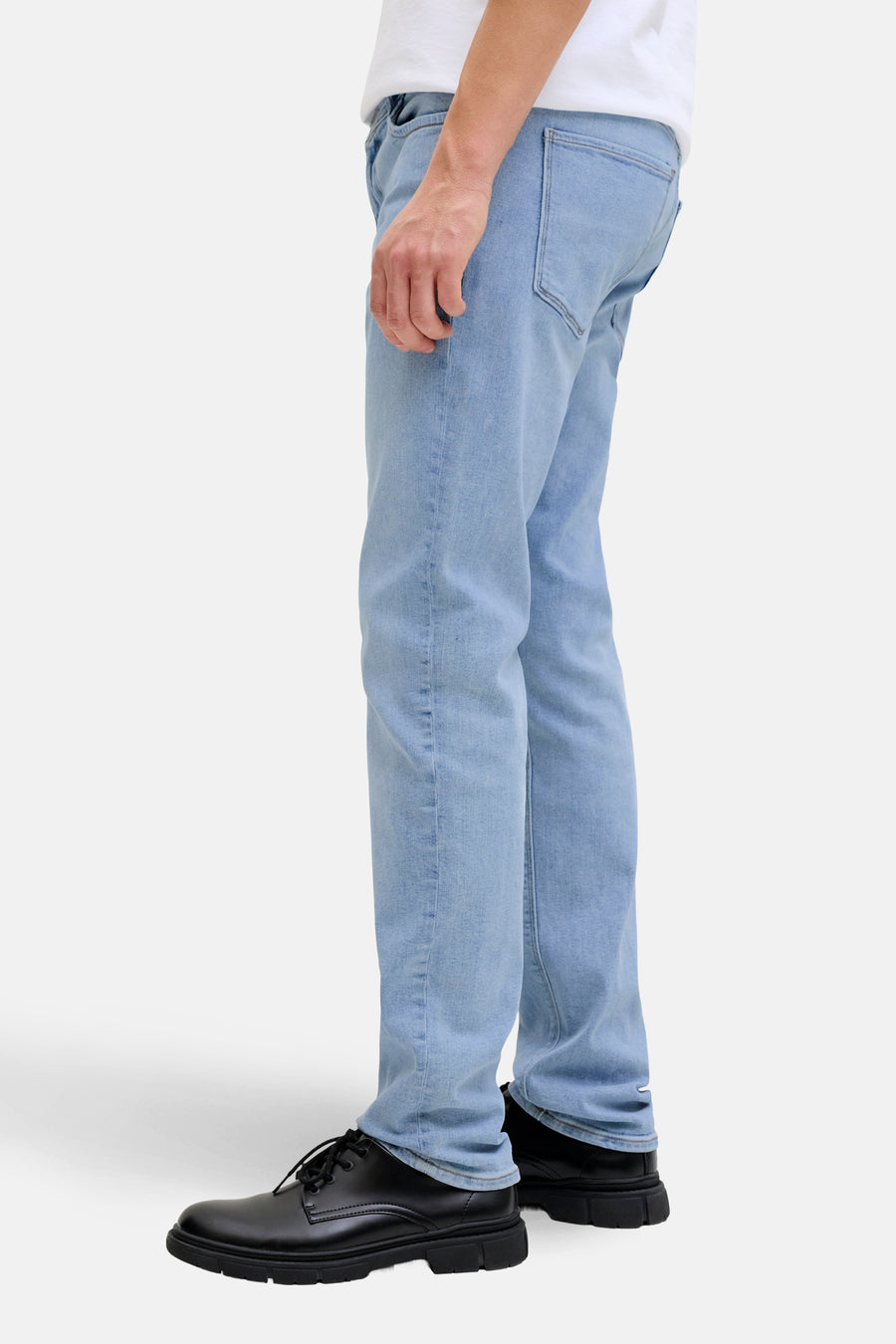 Jean slim en denim bleu clair de JACK & JONES, avec chaussures noires à lacets.