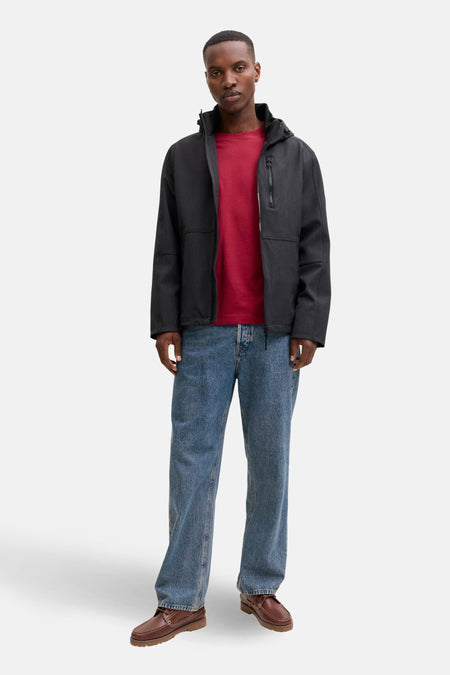 Korte grijze jas van ORIGINALS BY JACK & JONES met rood T-shirt, blauwe jeans en bruine schoenen.