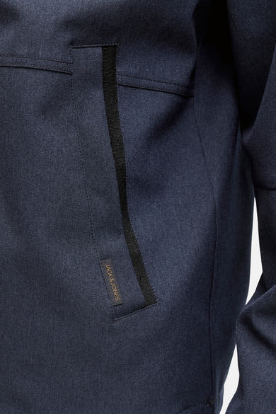 Veste courte bleu marine de Originals by JACK & JONES, avec poche passepoilée à détail ruban noir.