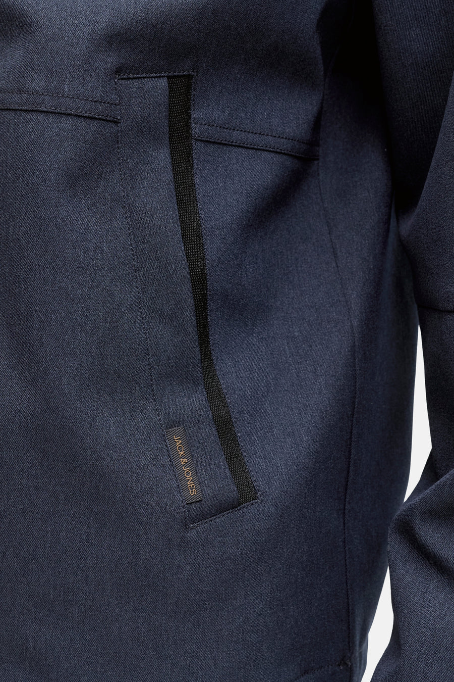 Veste courte bleu marine de Originals by JACK & JONES, avec poche passepoilée à détail ruban noir.