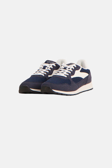 Blauwe sneakers ACCESSORIES BY JACK & JONES, met mesh details, witte veters en contrasterende zool.