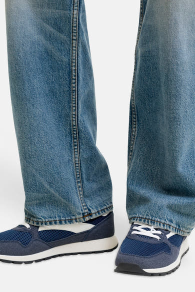 Blauwe textiel baskets van Accessories by Jack & Jones, gedragen met een casual spijkerbroek.