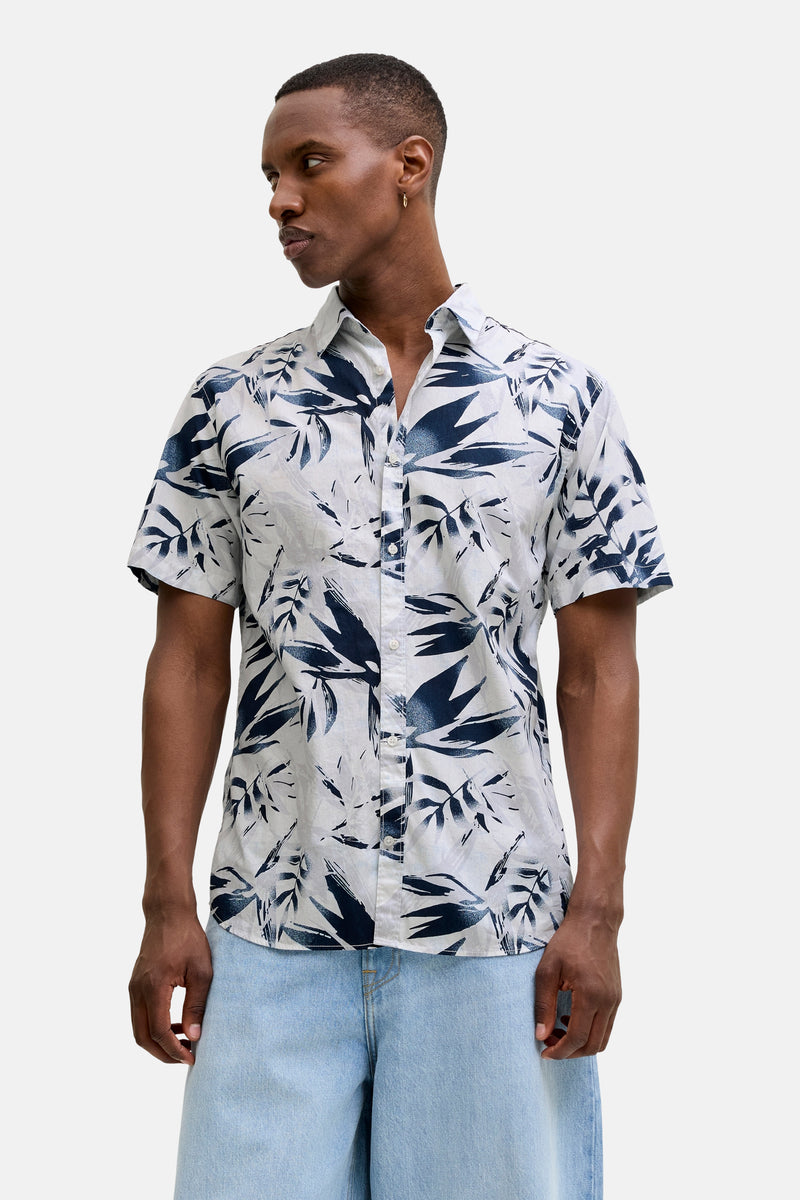 Chemise à manches courtes multicolore de JACK & JONES, à motif floral porté avec un jean décontracté.